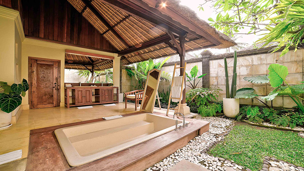 Villa Tanju - Tranquil Master bedroom outdoor bathroom layout